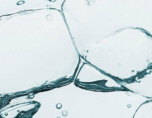 Tama kosteuttava ainesosa sitoo vetta ja kosteuttaa tehokkaasti ilman raskasta tai tahmeaa tunnetta.