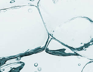 Tama kosteuttava ainesosa sitoo vetta ja kosteuttaa tehokkaasti ilman raskasta tai tahmeaa tunnetta.