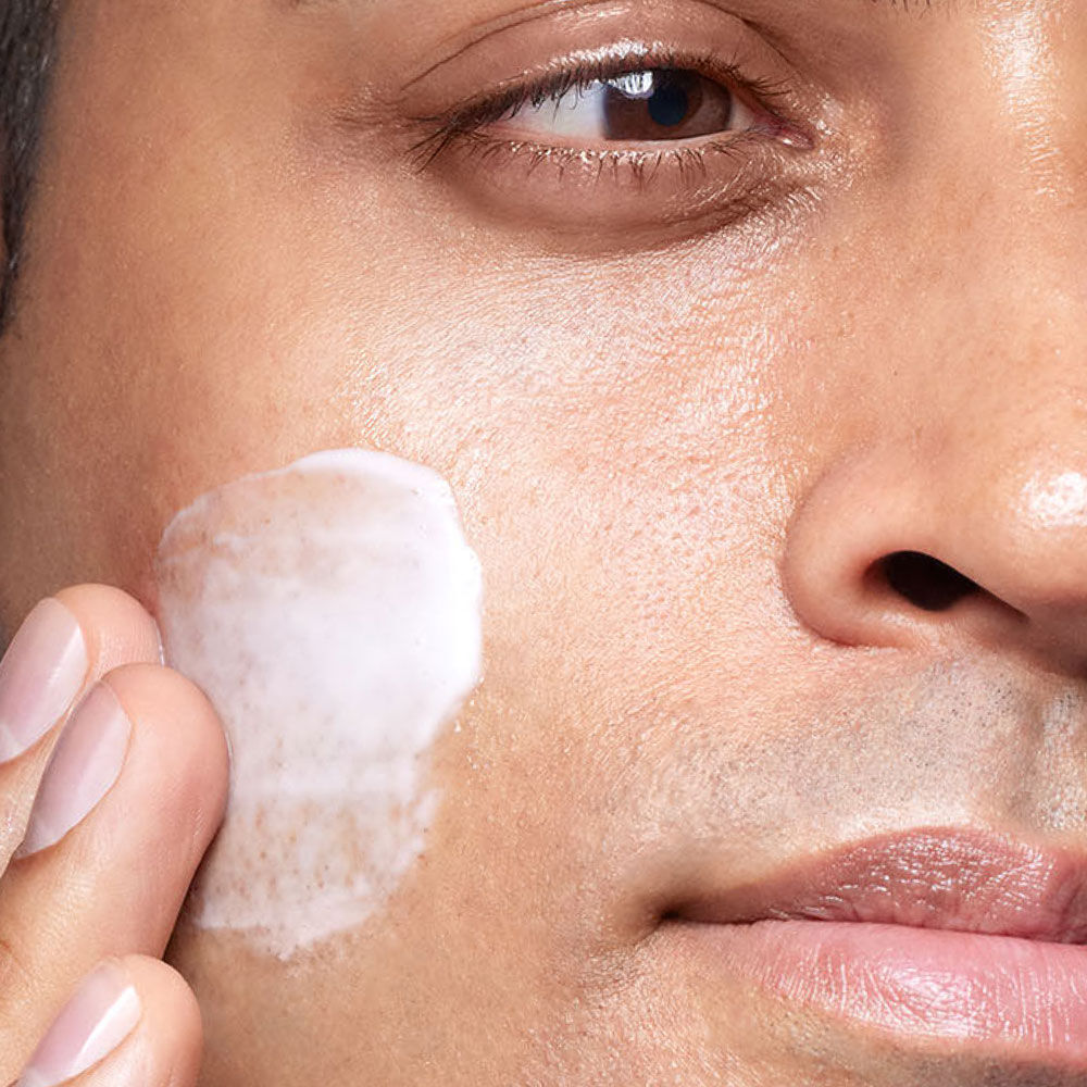 Henkilo annostelemassa kadelleen Gentle Cleanser -tuotetta