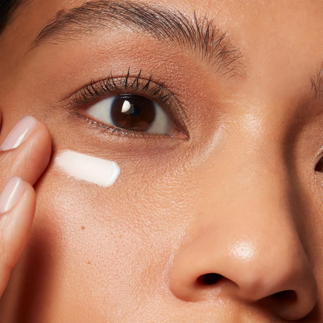 A.G.E. Advanced Eye tummia silmanalusia vastaan