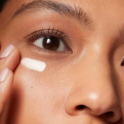 A.G.E. Advanced Eye tummia silmanalusia vastaan