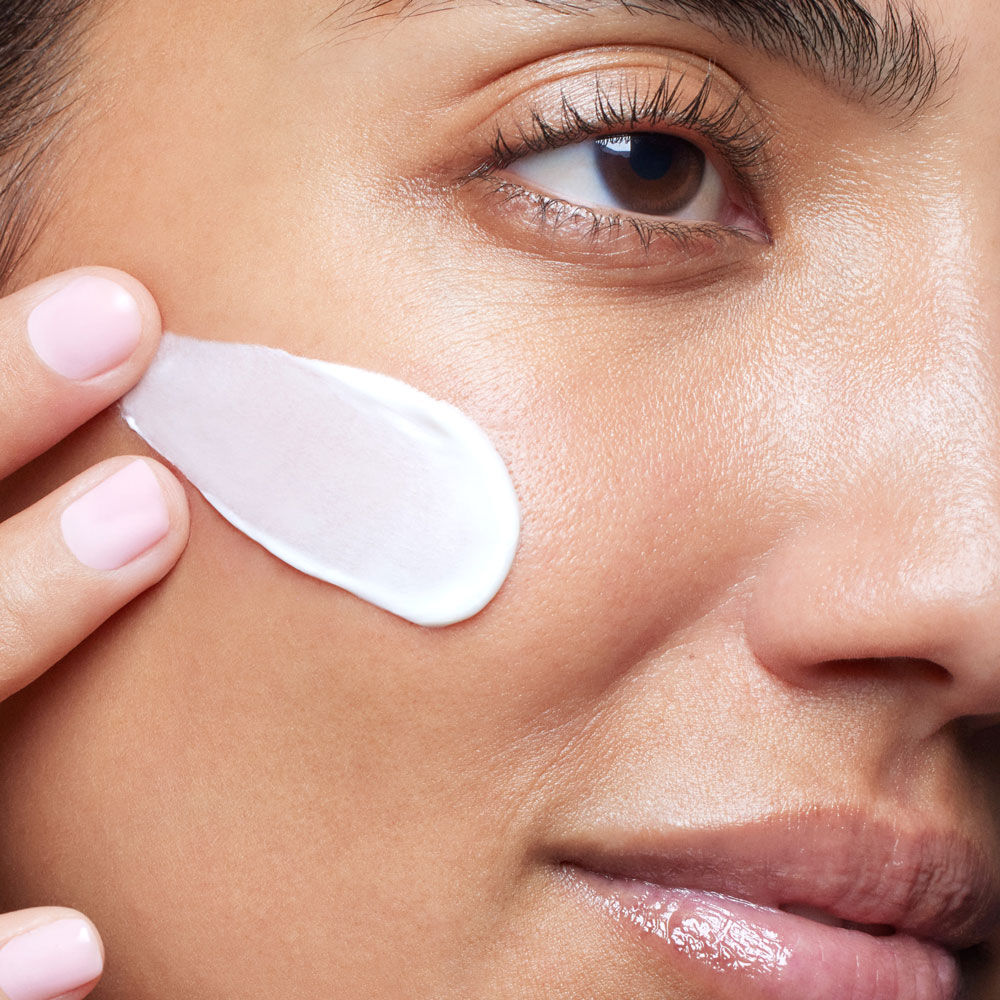 Henkilo kayttamassa Daily Moisture -tuotetta