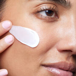 Henkilo kayttamassa Daily Moisture -tuotetta